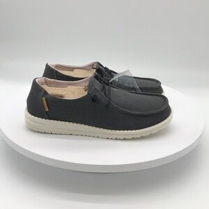 HEY DUDE MENS SHOES SIZE 8 US